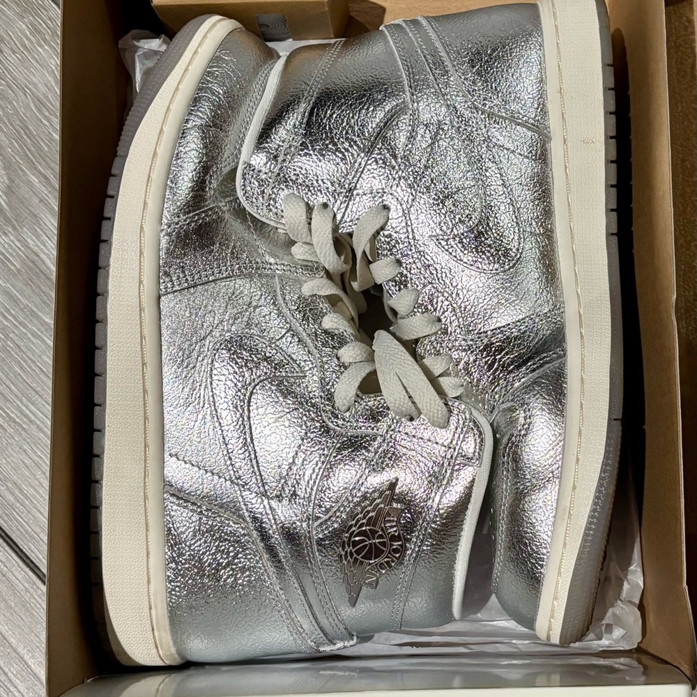 Metallic Silver AIR JORDAN 1 RETRO OG
Size 8.5
Lowest price I will go is $50